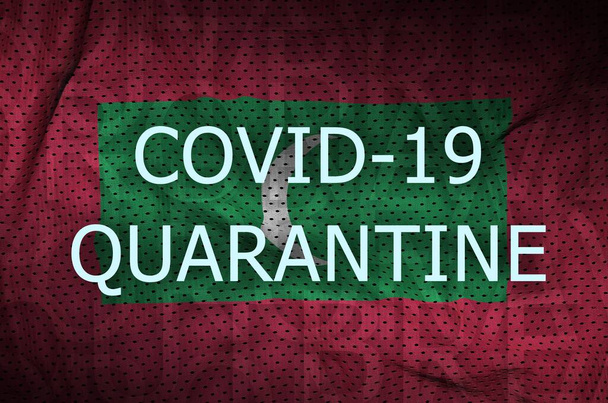 Maledivy vlajka a Covid-19 karanténní nápis. Coronavirus nebo 2019-ncov virus koncept - Fotografie, Obrázek
