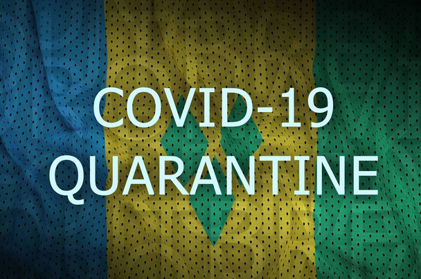 Σημαία Αγίου Βικεντίου και Γρεναδίνων και επιγραφή καραντίνας Covid-19. Έννοια για τον ιό Coronavirus ή τον ιό 2019-ncov - Φωτογραφία, εικόνα