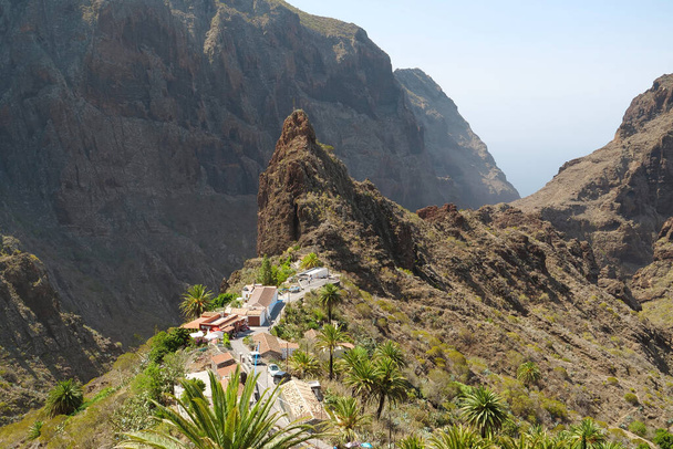 Masca dağ köyü ve vadi, Tenerife adası, Kanarya adaları, İspanya. 1496 'da İspanyol istilasından önce antik Guanche yerleşkesi. - Fotoğraf, Görsel