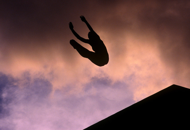 シンクロナイズド スイミングの選手がジャンプ  - 写真・画像