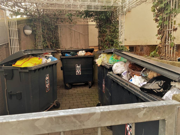 Déchets non triés dans les poubelles débordantes
 - Photo, image
