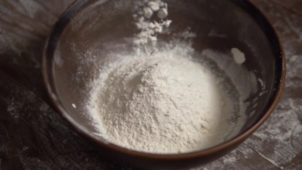 小麦粉は深い茶色のボウルに落ちるスローモーション - 映像、動画