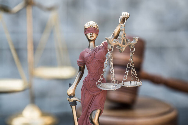 Statue der Gerechtigkeit mit Waage, Hintergrund zum Thema Gericht und Recht - Foto, Bild