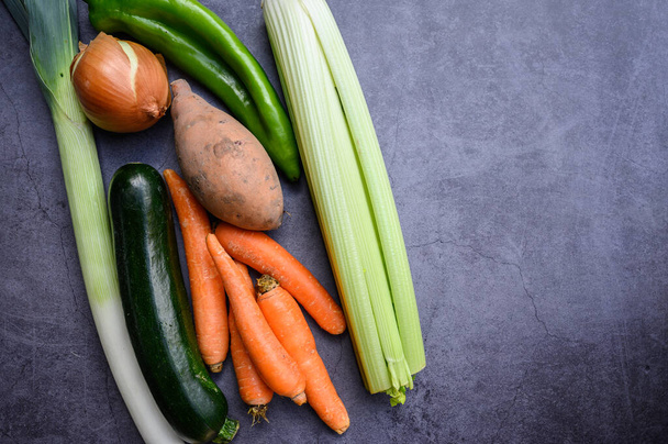 Légumes variés comme la carotte, le poivre, la courgette, l'oignon, la patate douce, le poireau et le céleri vus d'en haut, nature morte de légumes colorés avec espace de copie.Concept d'alimentation saine
 - Photo, image