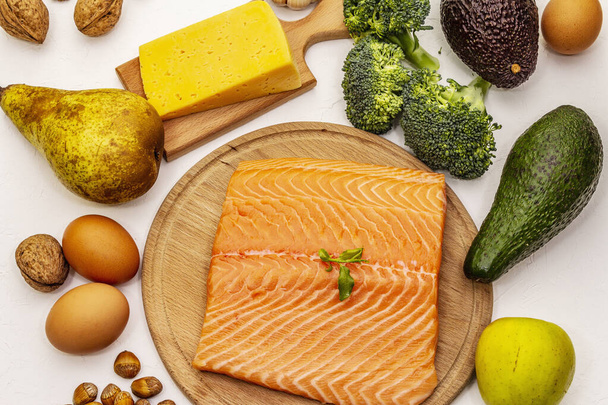 Moda ketojenik diyet ürünleri seti. Vejetaryen keto düşük karbonhidrat. Balık, peynir, meyve ve sebze. Beyaz macun arkaplan, üst görünüm - Fotoğraf, Görsel
