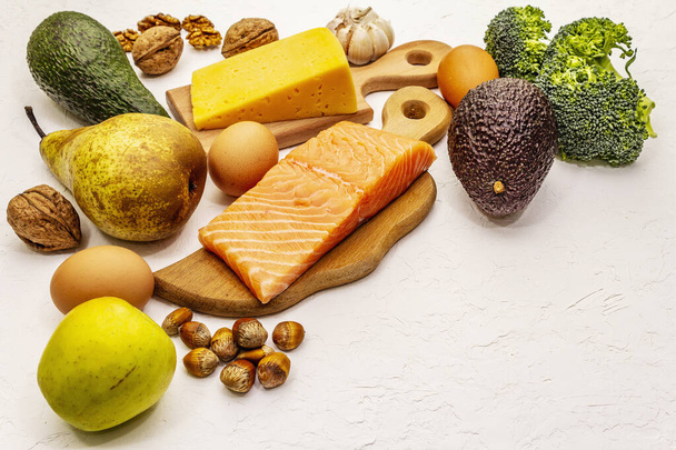 Set de productos dietéticos cetogénicos de moda. Alimentación vegetariana keto baja en carbohidratos. Pescado, queso, frutas y verduras. Fondo masilla blanca, espacio de copia
 - Foto, Imagen