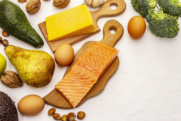 Moda ketojenik diyet ürünleri seti. Vejetaryen keto düşük karbonhidrat. Balık, peynir, meyve ve sebze. Beyaz macun arkaplanı, üst görünüm, kopyalama alanı - Fotoğraf, Görsel