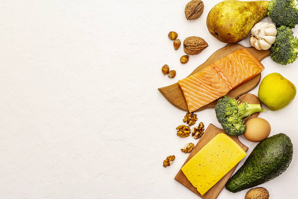 Μοντέρνο ketogenic προϊόντα διατροφής που. Χορτοφαγικό keto χαμηλή διατροφή υδατανθράκων. Ψάρια, τυρί, φρούτα και λαχανικά. Λευκό φόντο στόκος, πάνω όψη, αντίγραφο χώρου - Φωτογραφία, εικόνα