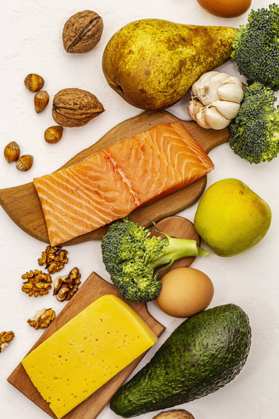 Μοντέρνο ketogenic προϊόντα διατροφής που. Χορτοφαγικό keto χαμηλή διατροφή υδατανθράκων. Ψάρια, τυρί, φρούτα και λαχανικά. Άσπρο στόκο φόντο, πάνω όψη, κοντινό πλάνο - Φωτογραφία, εικόνα