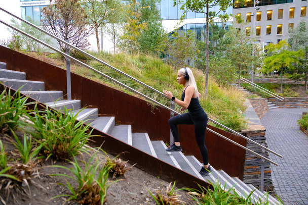 Fit sportowe kobiety robi trudne ćwiczenia interwałowe na schodach w parku miejskim - Zdjęcie, obraz