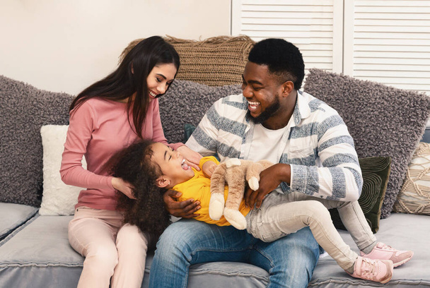 Afro-americano pai e europeu mãe cócegas filha
 - Foto, Imagem