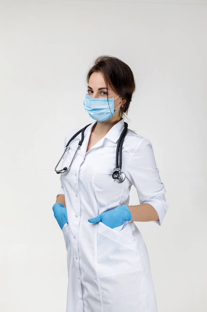 woman doc in white lab coat and stethoscope - Foto, afbeelding