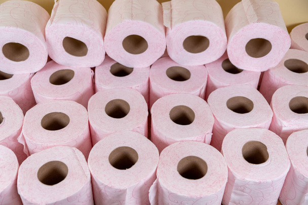 Dużo roladek papieru toaletowego. miękki papier higieniczny. Różowy papier toaletowy zbliżenie - Zdjęcie, obraz