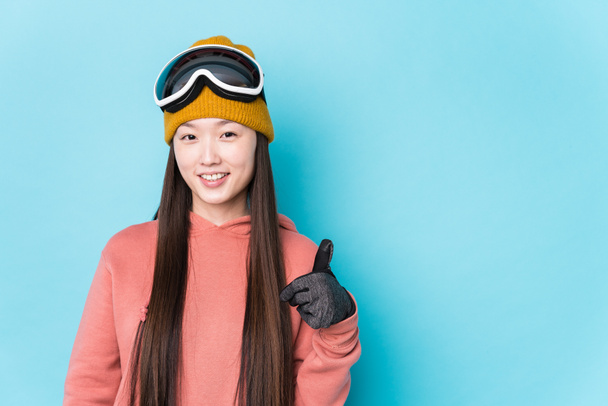 Jeune femme chinoise portant des vêtements de ski isolés souriant et levant le pouce vers le haut
 - Photo, image