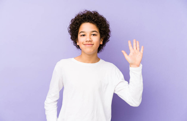 Африканский американский мальчик изолирован улыбаясь веселый показывая номер пять с пальцами. - Фото, изображение