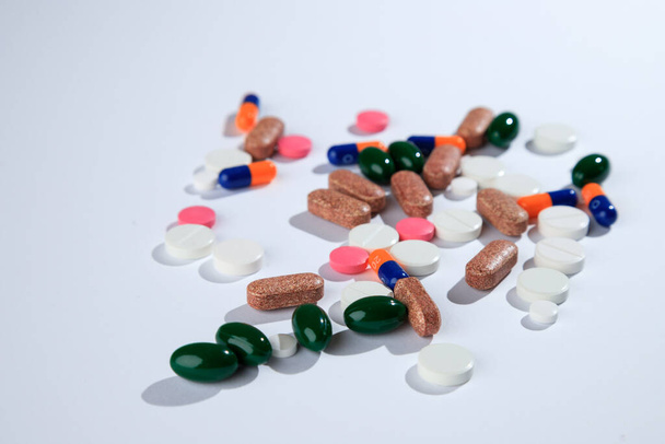 Una gran cantidad de medicamentos coloridos y pastillas de arriba. Tomar su medicamento
 - Foto, Imagen