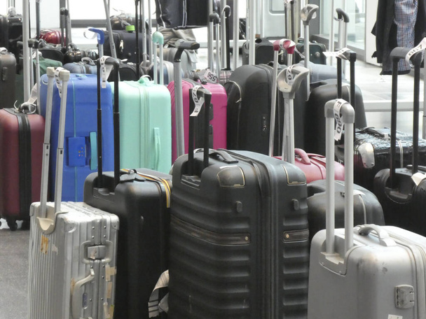 Maletas de equipaje de ruedas en fila
 - Foto, Imagen