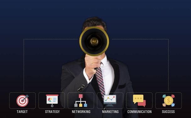 Megáfono de retención profesional con iconos de plan de marketing en frente
 - Foto, imagen