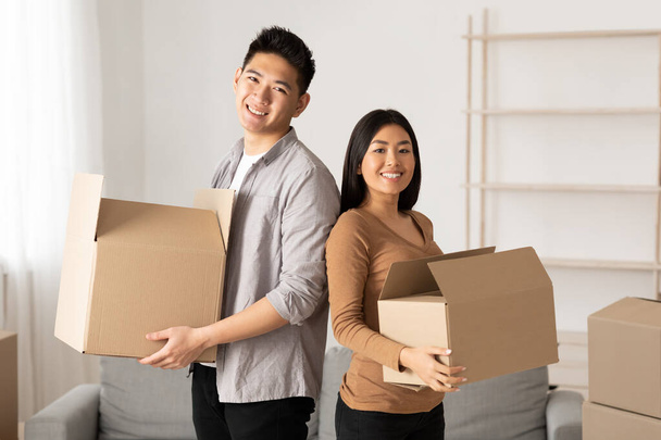 Feliz asiático hombre y mujer sosteniendo cajas de cartón
 - Foto, Imagen