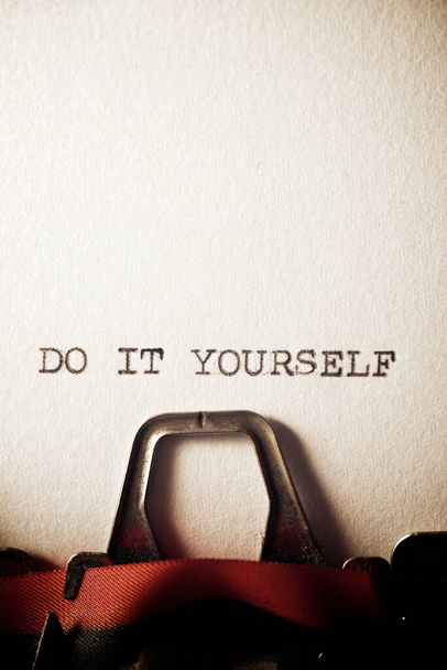Речення "Роби це сам", написане друкарською машинкою.. - Фото, зображення