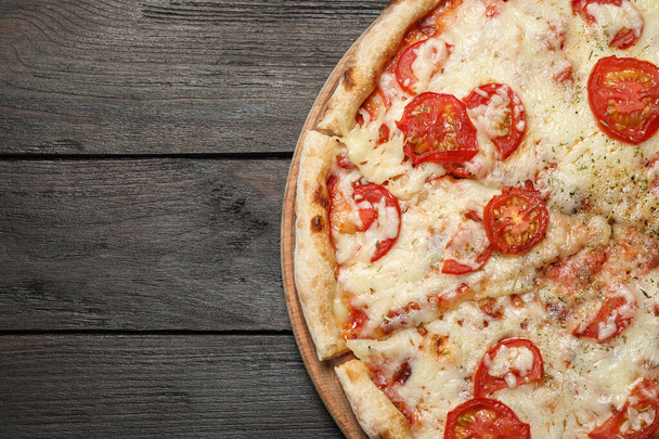 Deliciosa pizza Margherita en mesa de madera, vista superior. Espacio para texto
 - Foto, imagen