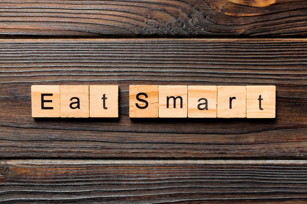 Eat smart word written on wood block. Eat smart text on wooden table for your desing, Top view concept. - Φωτογραφία, εικόνα