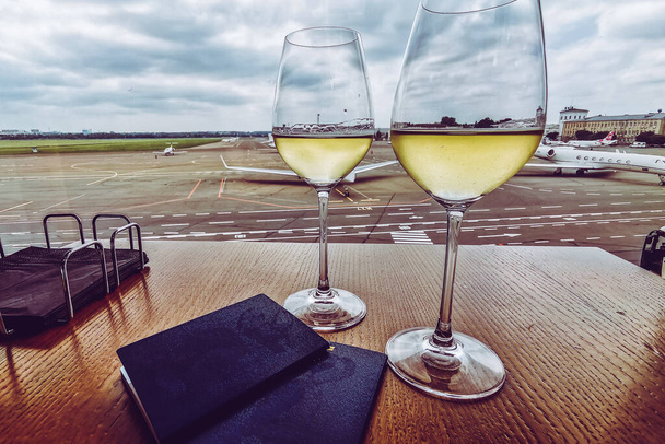 フライトを待っている空港のワイン - 写真・画像
