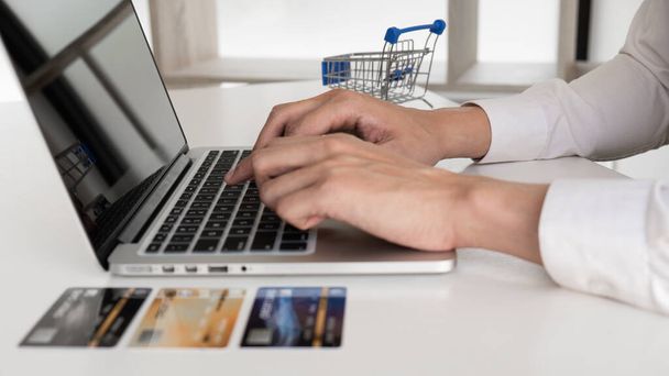 Mano de un hombre que utiliza portátil para ir de compras en línea, Compras concepto en línea
. - Foto, imagen