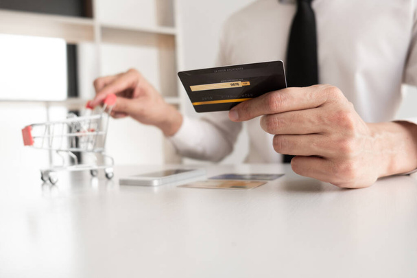 Dłoń człowieka posiadającego kartę kredytową, Zakupy koncepcja online. - Zdjęcie, obraz