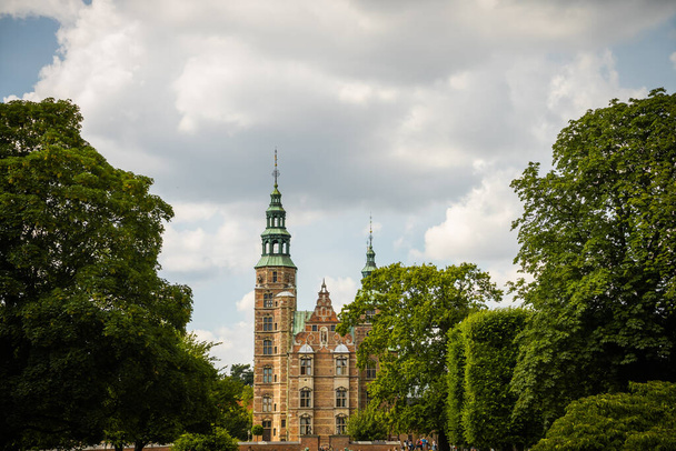 Kopenhag, Danimarka - 24 Temmuz 2019. Kopenhag 'daki Güzel Rosenborg Kalesi - Fotoğraf, Görsel