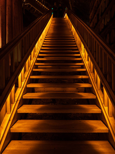 Drewniane schody, wspiąć się w ciemność samotnie wyglądająca ścieżka, bojąc się, że będzie jakaś tajemnicza rzecz w cieniu, Dim light. - Zdjęcie, obraz