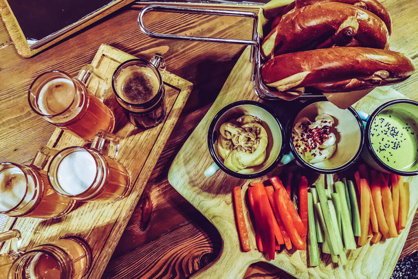 Bière et snacks dans un beau pub - Photo, image