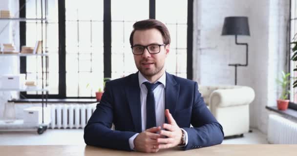 Young ceo speaking to camera recording business video presentation - Materiał filmowy, wideo
