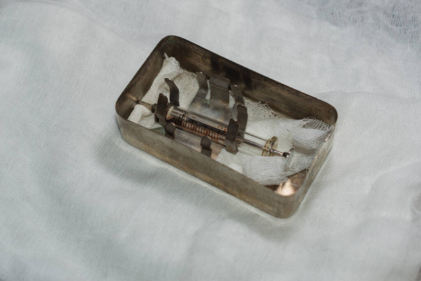 Régi szovjet újrahasznosítható injekciós üveg inzulin fecskendő. Cukorbetegség - Fotó, kép