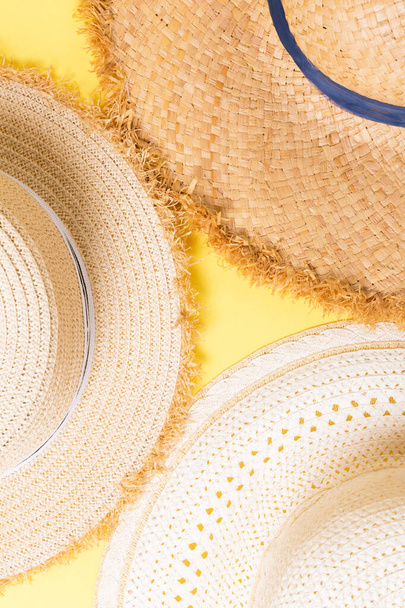 вид сверху на соломенную пляжную шляпу на желтом фоне
. - Фото, изображение