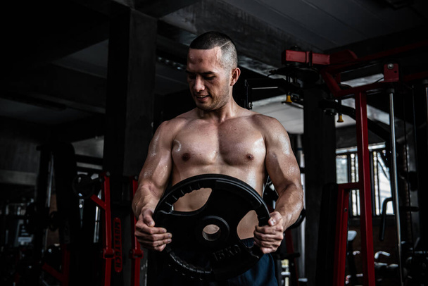 Portrait von asiatischen Mann großen Muskel in der Turnhalle, Körpergewichtstraining - Foto, Bild