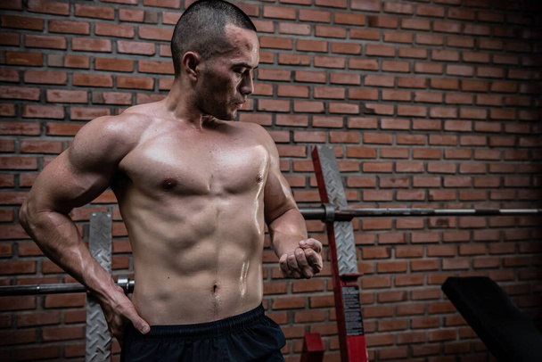 Portrait of asian man big muscle at the gym, body weight training - Zdjęcie, obraz