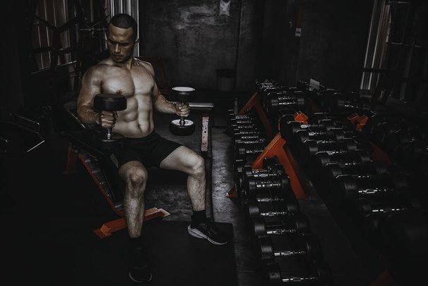 Retrato de hombre asiático gran músculo en el gimnasio, entrenamiento de peso corporal
 - Foto, imagen