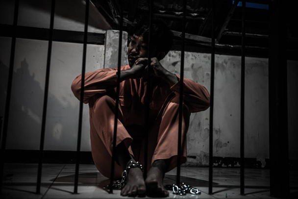 Ázsiai férfi kétségbeesett a vas börtönben, fogoly koncepció - Fotó, kép