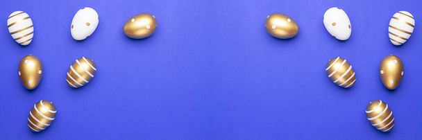 Húsvéti kosár. arany fény díszített tojás kosárban elszigetelt kék háttér. Üdvözlőlap trendi design - Fotó, kép