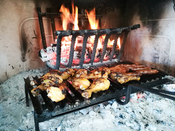 Carne a la parrilla cocinada en chimenea - Foto, Imagen