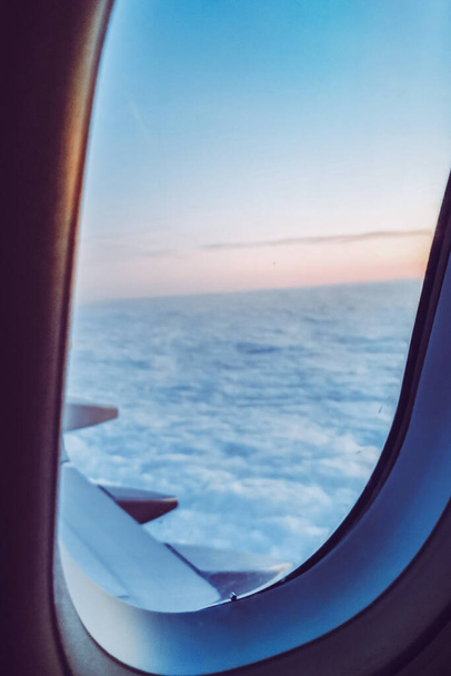 The view from the window of an airplane porthole in the sky - Foto, Bild