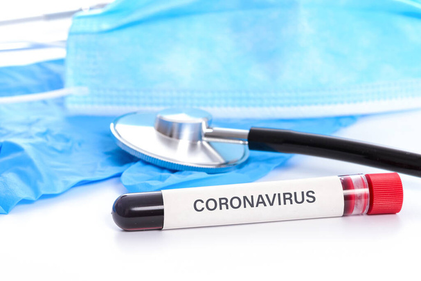 Virüs COVID-19 salgın konsepti. Laboratuvardaki masanın üzerinde Coronavirüs metni bulunan kan örneği.. - Fotoğraf, Görsel