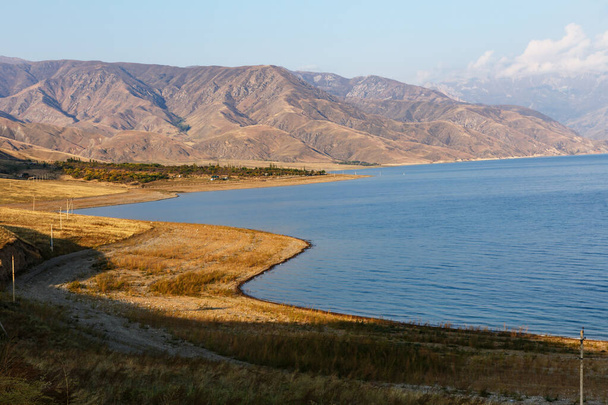 Toktogul Reservoir στο έδαφος της περιφέρειας Toktogul της περιφέρειας Jalal-Abad της Κιργιζίας. - Φωτογραφία, εικόνα