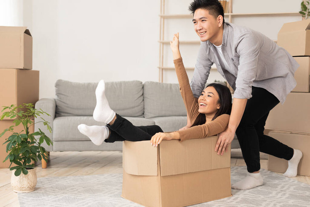 Корейський чоловік і жінка розважаються в новій квартирі. - Фото, зображення