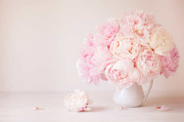 όμορφο ροζ λουλούδι παιώνια μπουκέτο σε βάζο - Φωτογραφία, εικόνα