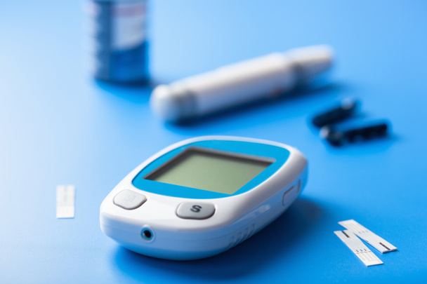 глюкометр кетометр ланцет и полоски для самоконтроля уровня глюкозы или кетонов в крови. сахарный диабет или кето - Фото, изображение
