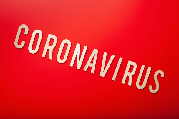 coronavirus szó szöveg fa betű piros háttér corona vírus covid-19 - Fotó, kép