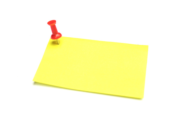 Nota amarilla y pulsador rojo aislado sobre fondo blanco con espacio de copia
 - Foto, Imagen
