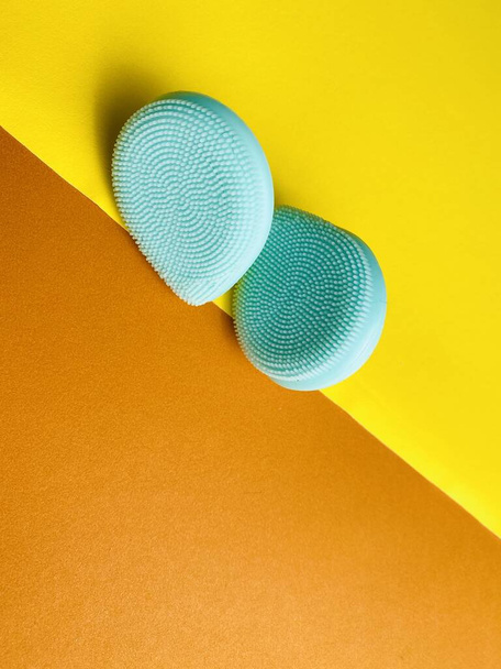 Moderne und kleine Reinigungssilikon Pinsel bunten Hintergrund mit Kopierraum. - Foto, Bild